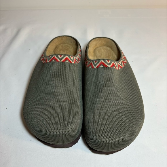 CUSHIONAIRE Sz 8.5 Swiss Knit Clogs Fabric Stretchy Decorated Trim Slip On - Picture 2 of 8